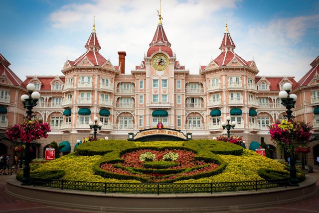 Entrée mythique du parc d'attraction Disneyland Paris sous l’hôtel 5 étoiles