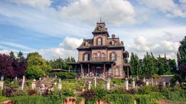 Maison hantée Phantom Manor Attraction iconique de Disneyland Paris