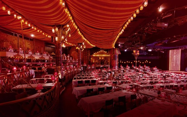 Intérieur de la salle du Moulin Rouge