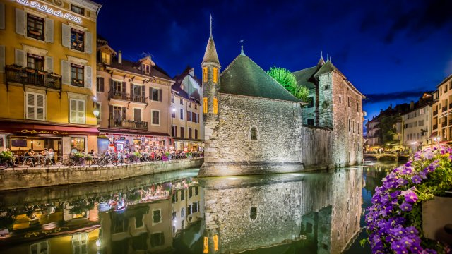 Les vieilles prisons de nuit à Annecy