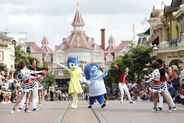 Parade avec tous les personnages de Disney Marvel Pixar